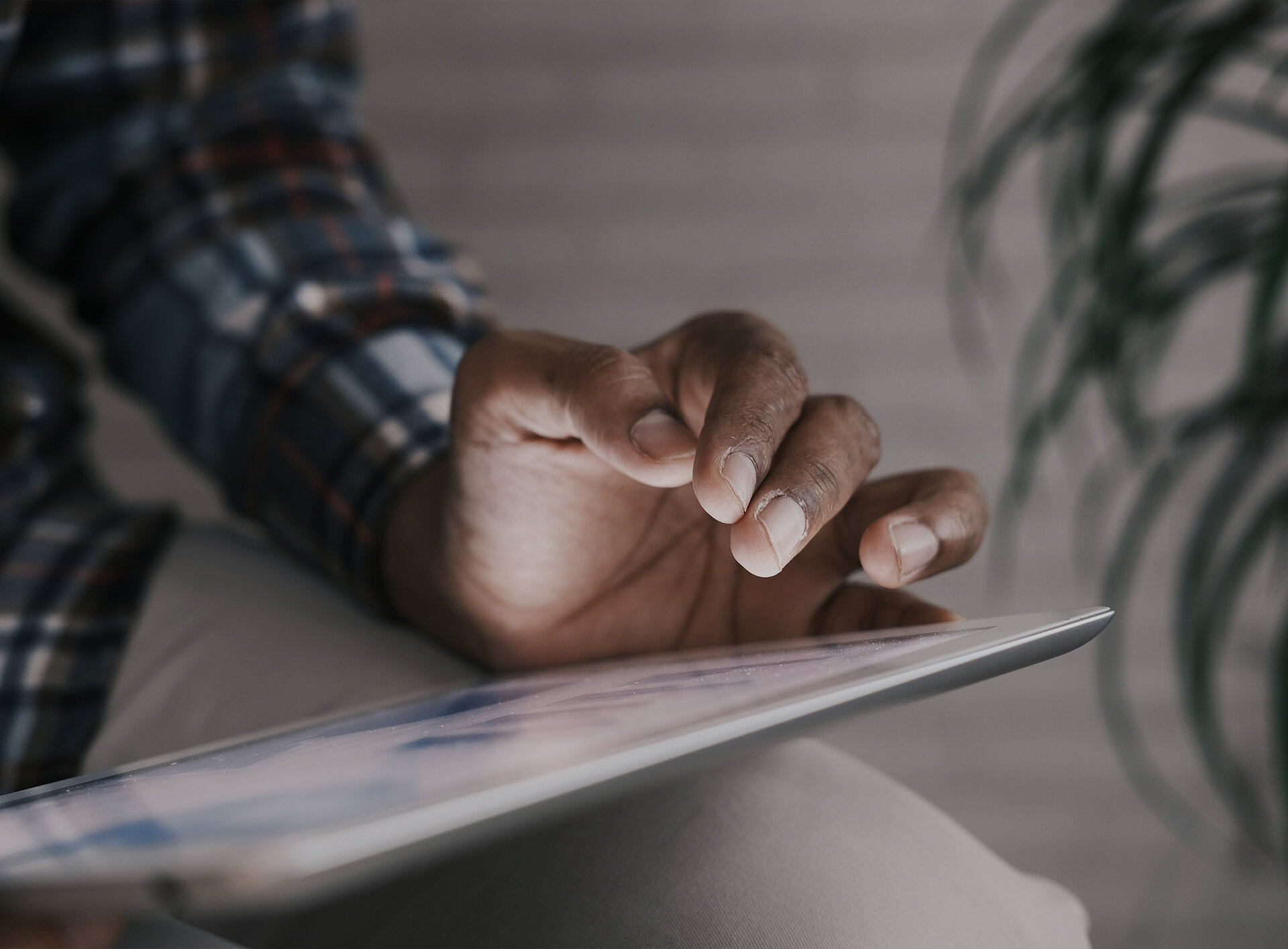 Jemand betrachtet etwas auf einem Tablet