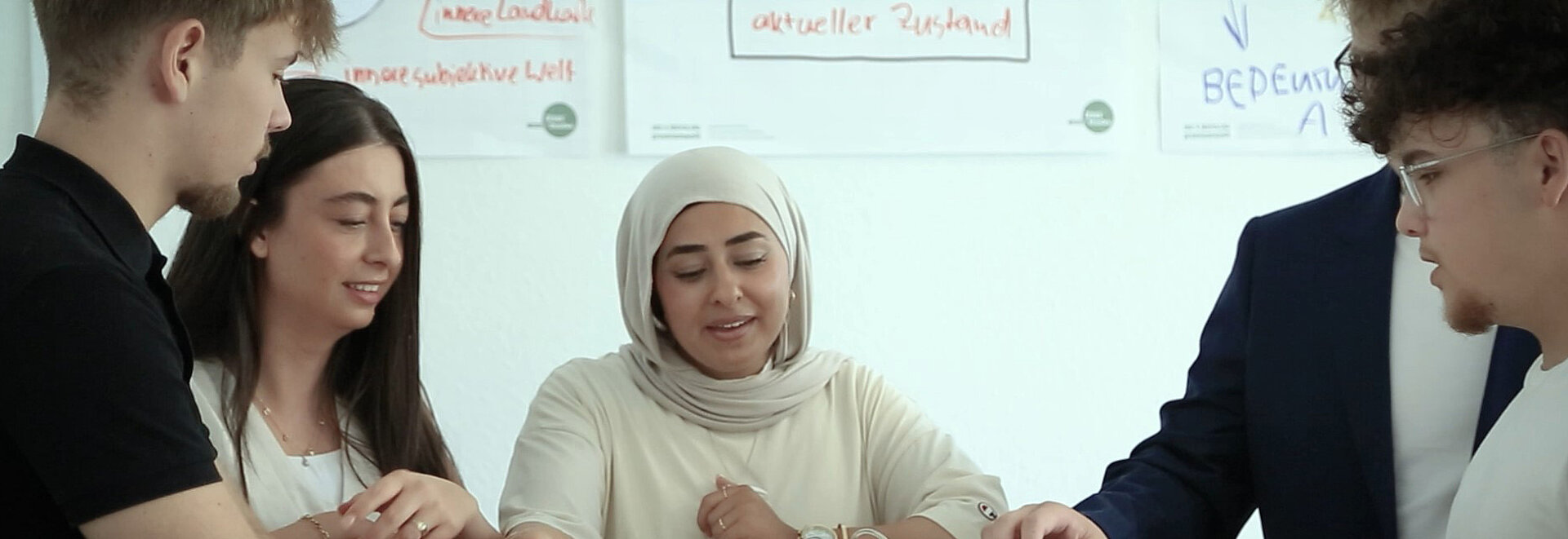 Mehrere Personen führen ein Beratungsgespräch bei Uwe Reich