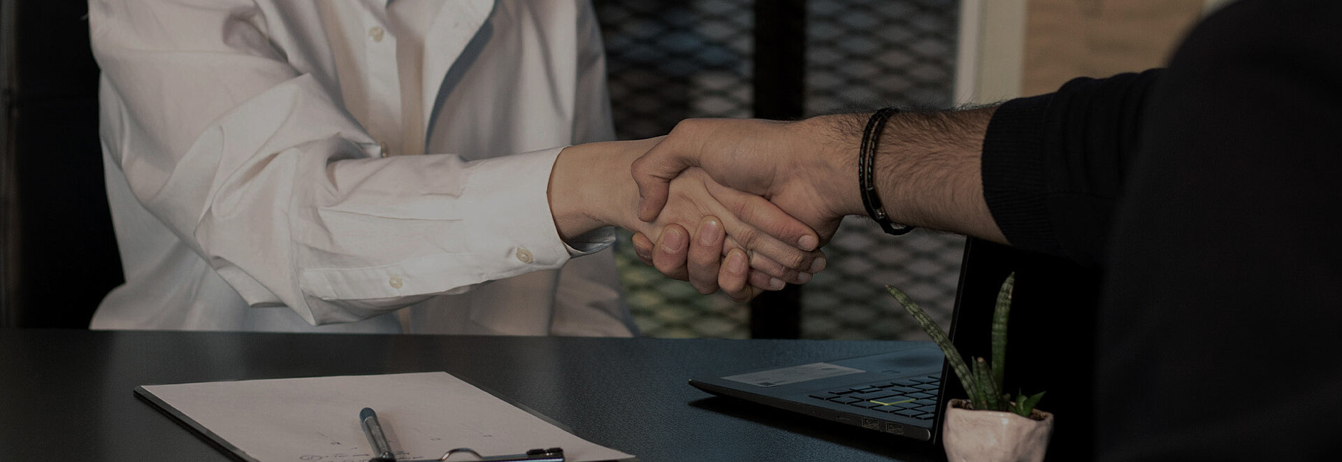 Zwei Personen schütteln die Hände