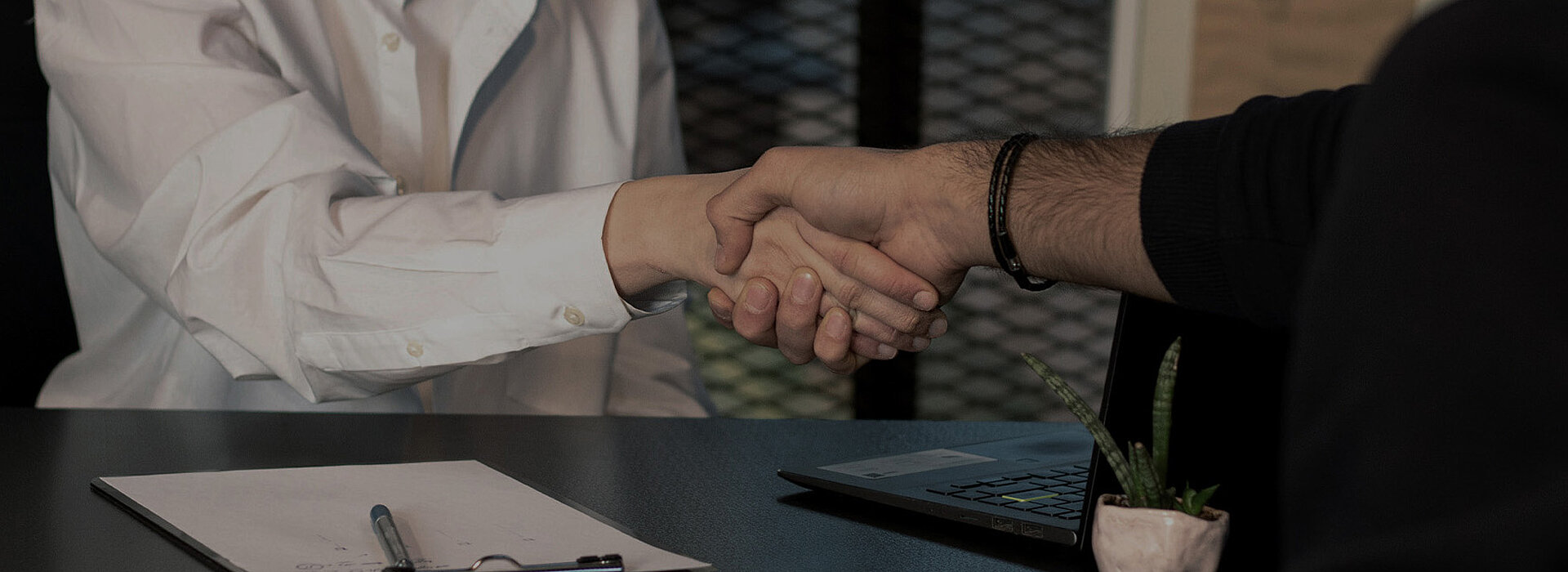 Zwei Personen schütteln die Hände