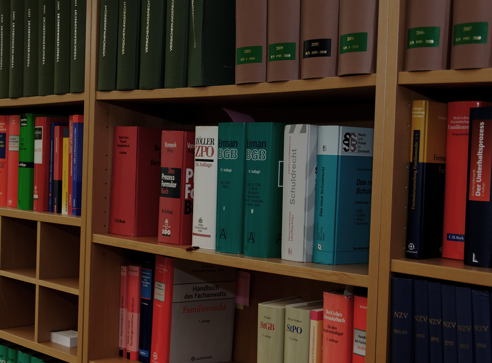 Ein Bücherregal mit vielen verschiedenen Rechtsbüchern