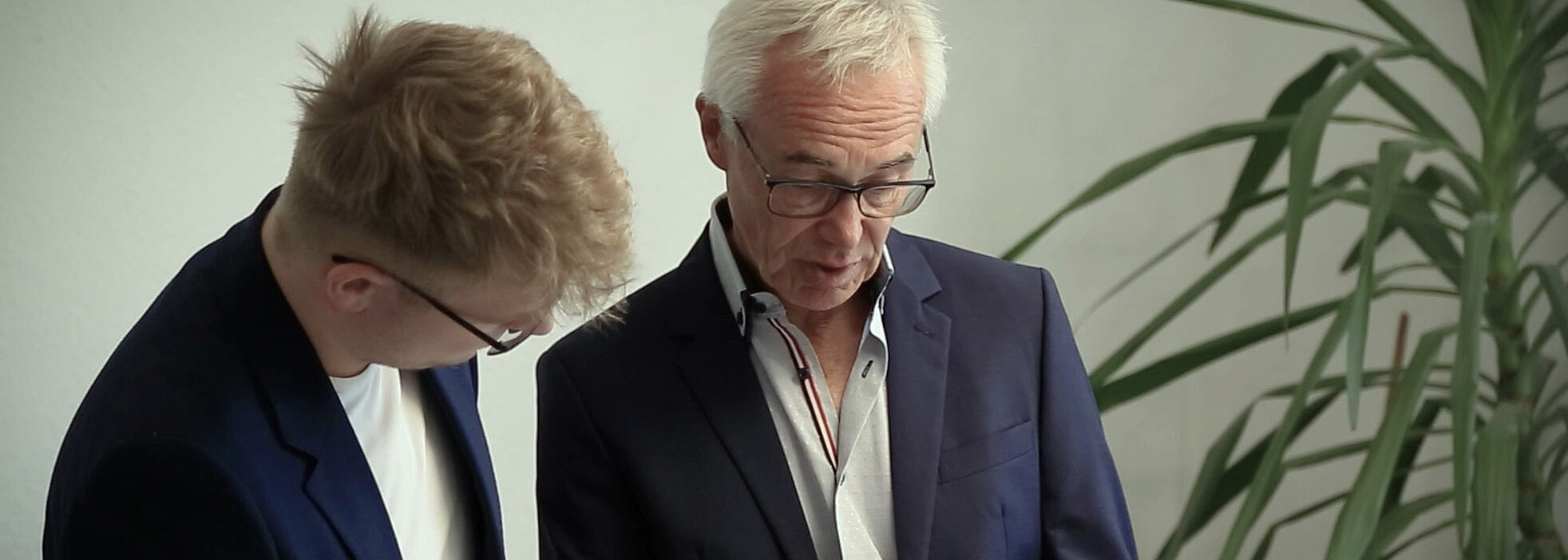 Gespräch zwischen zwei Mitarbeitern