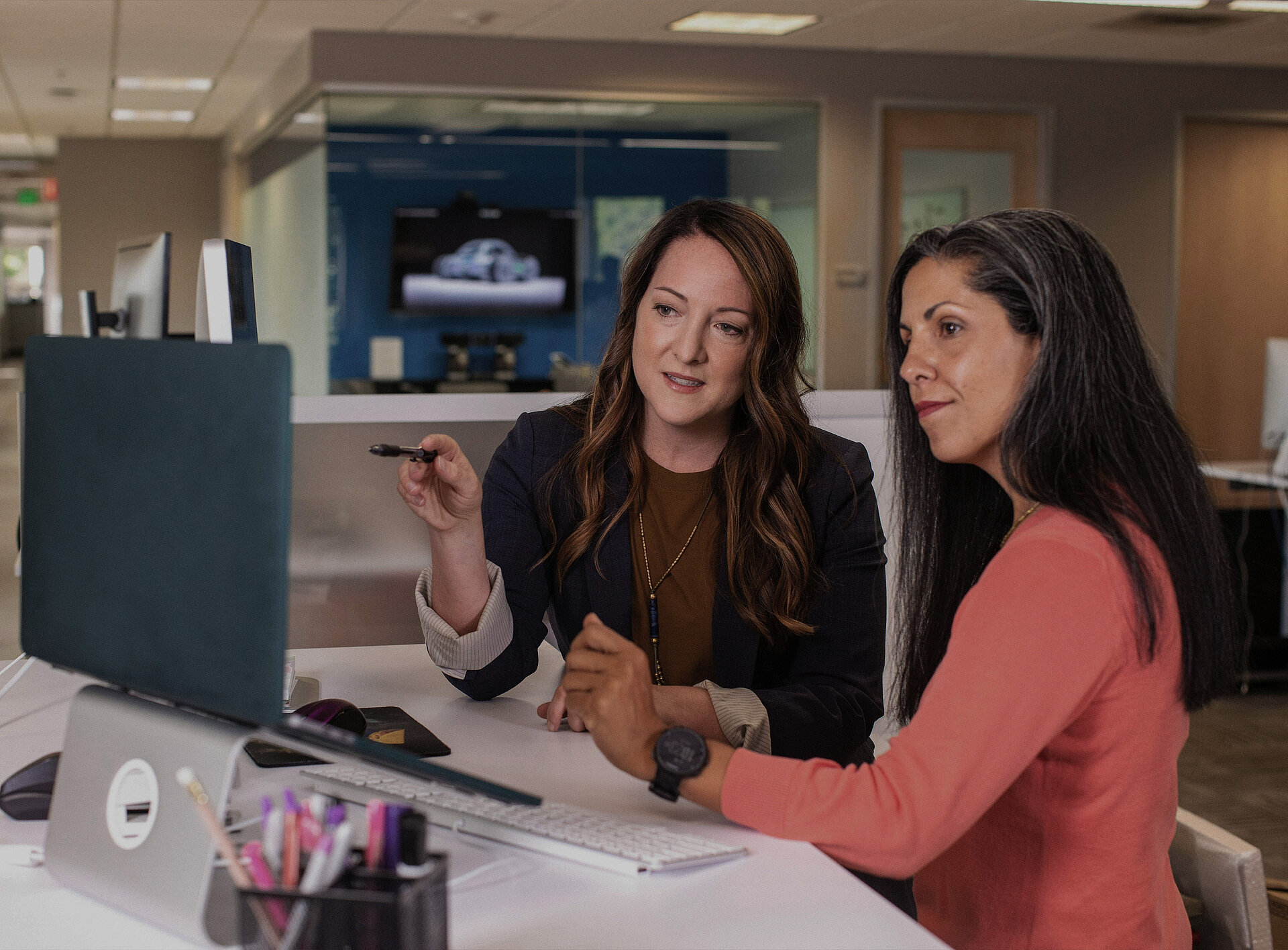 Zwei Damen unterhalten vor einem Laptop