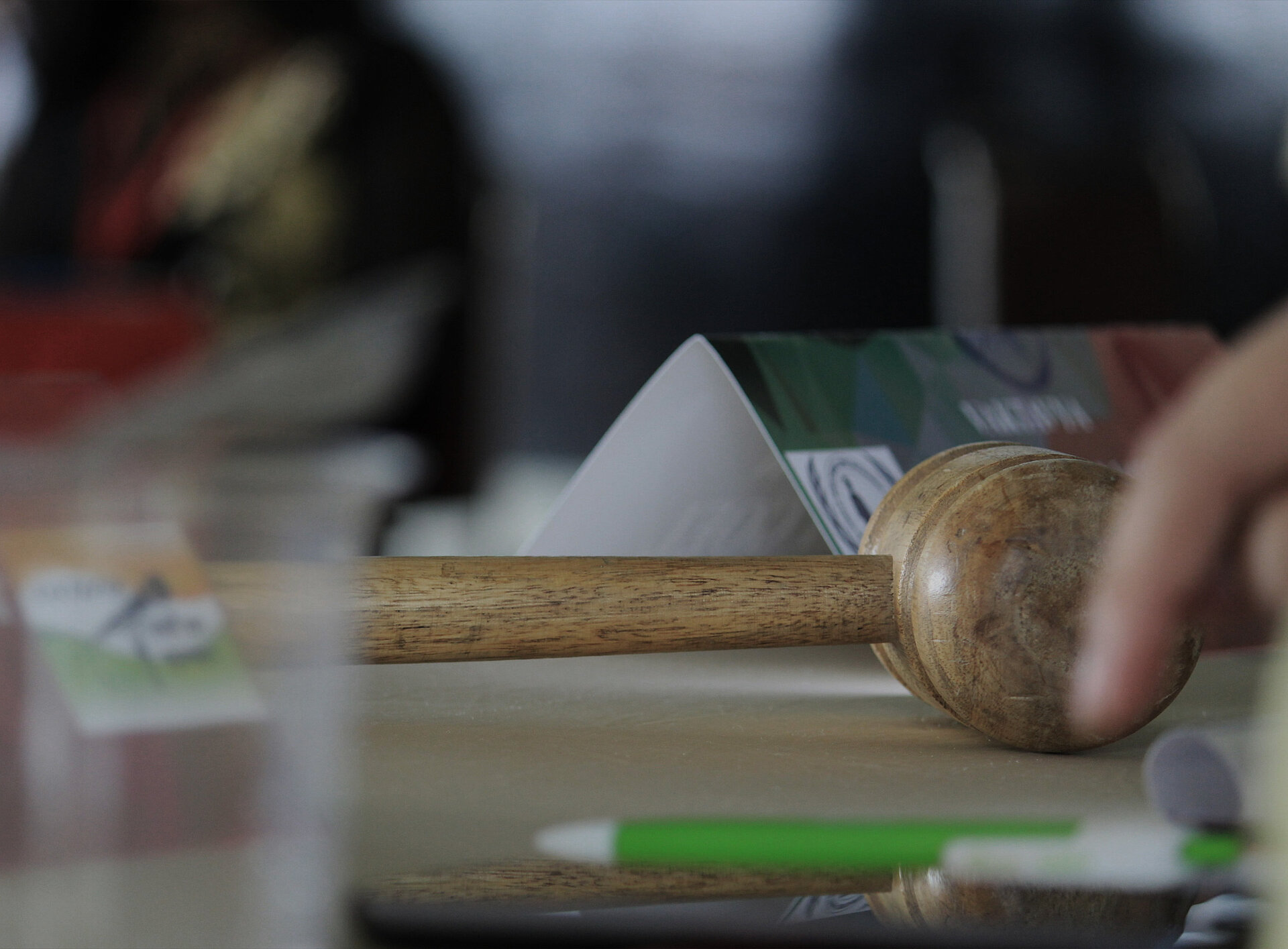 Nahaufnahme eines Richterhammers