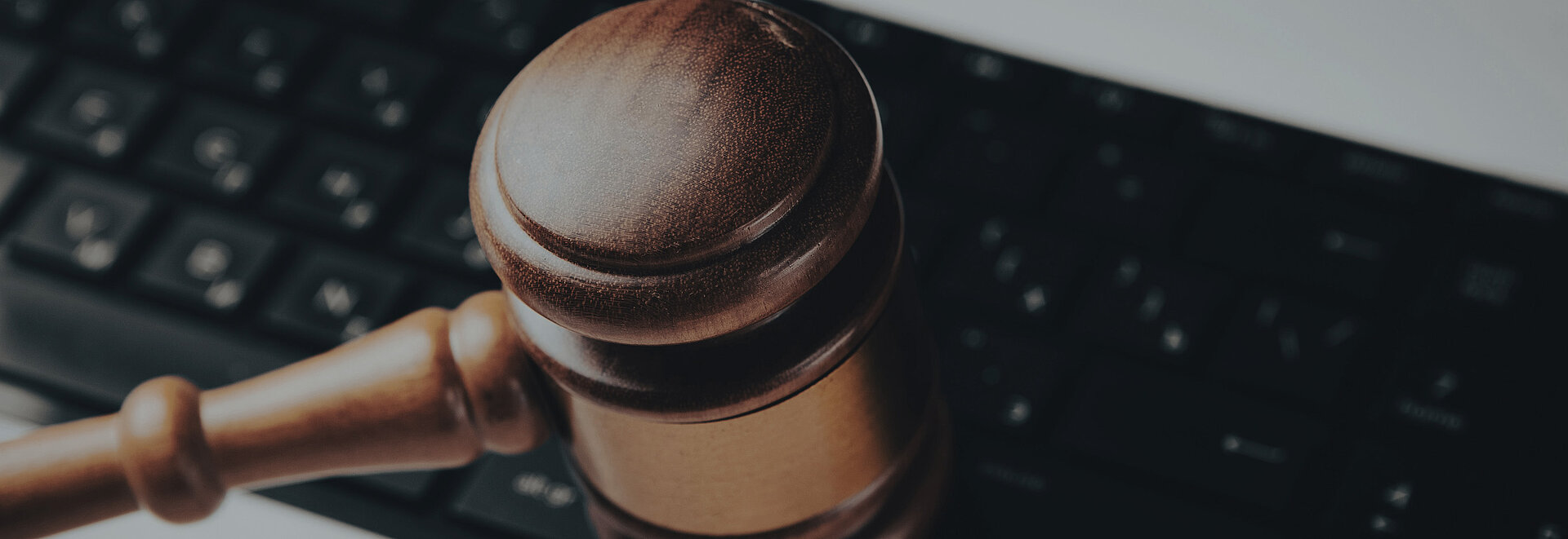 Ein Richterhammer auf einer schwarzen Tastatur