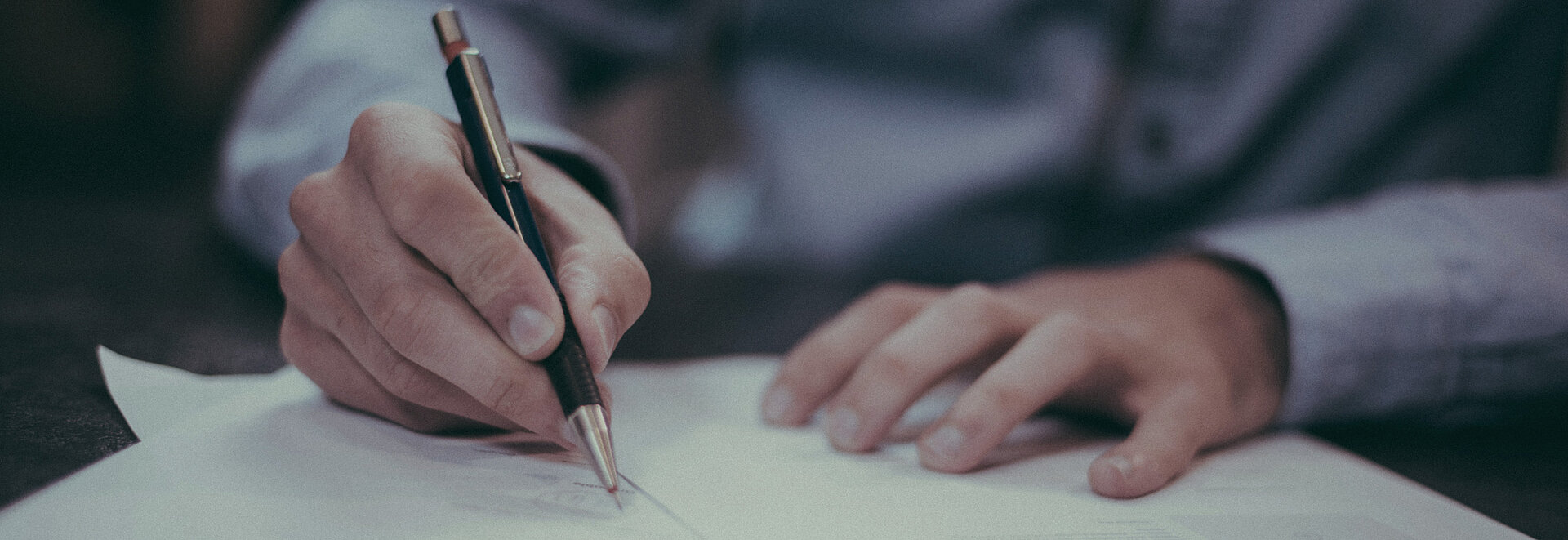 Ein Mann notiert etwas auf Papier