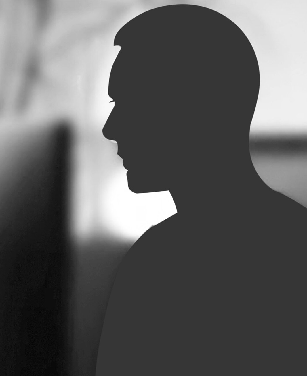 Platzhalterbild Silouhette eines Mannes im Büro