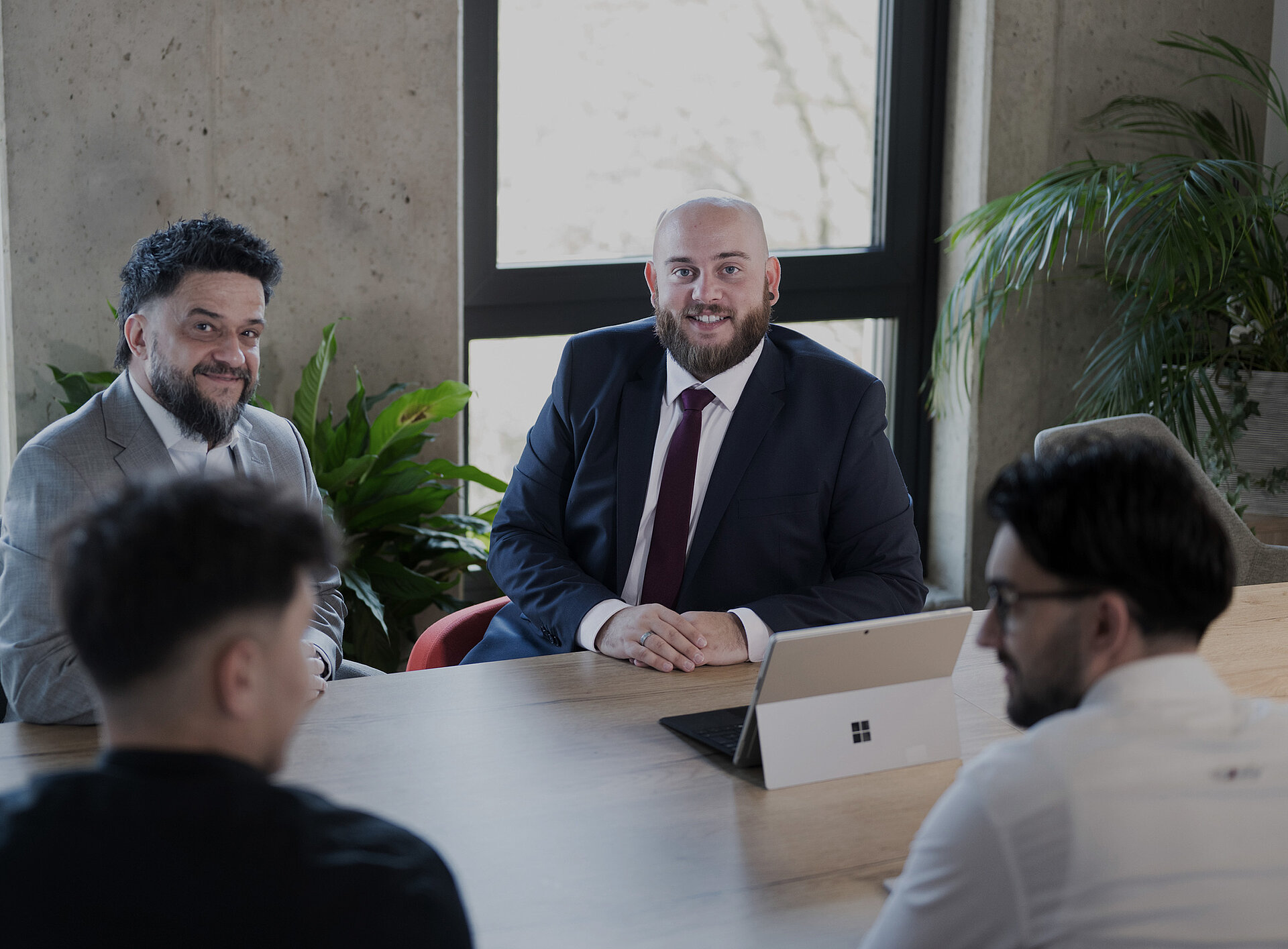 Das Team von Reich & Partner bei einer Besprechung