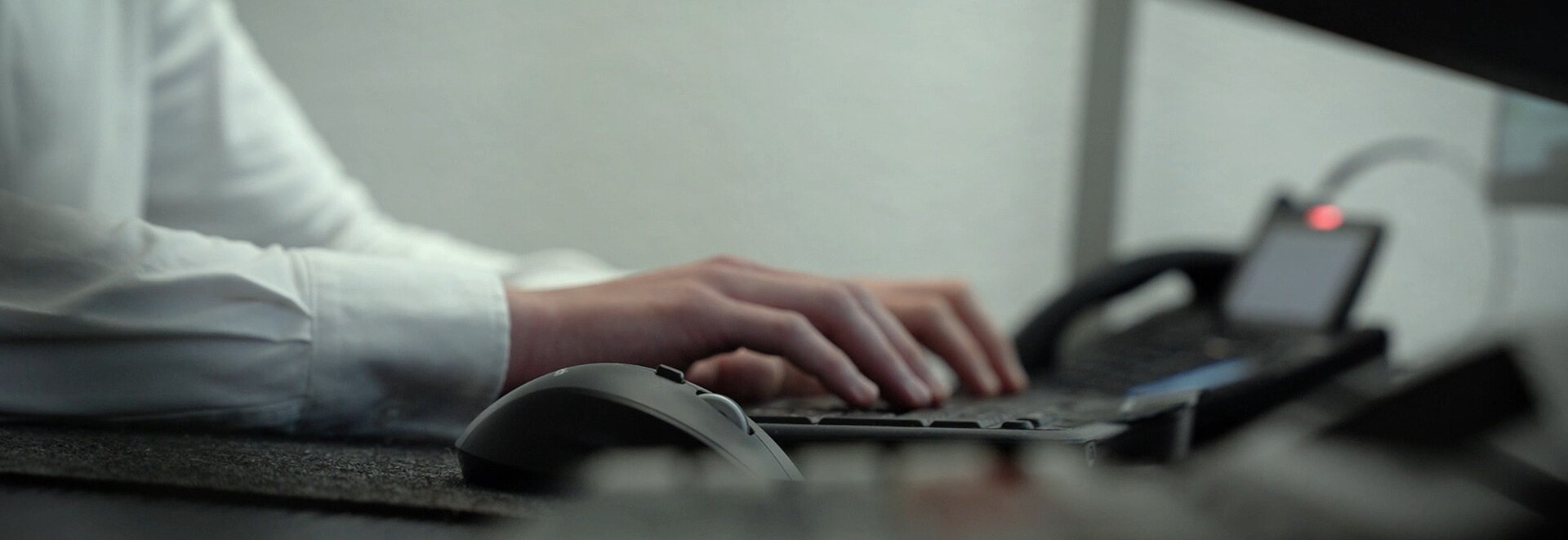 Hände tippen etwas auf einer Tastatur