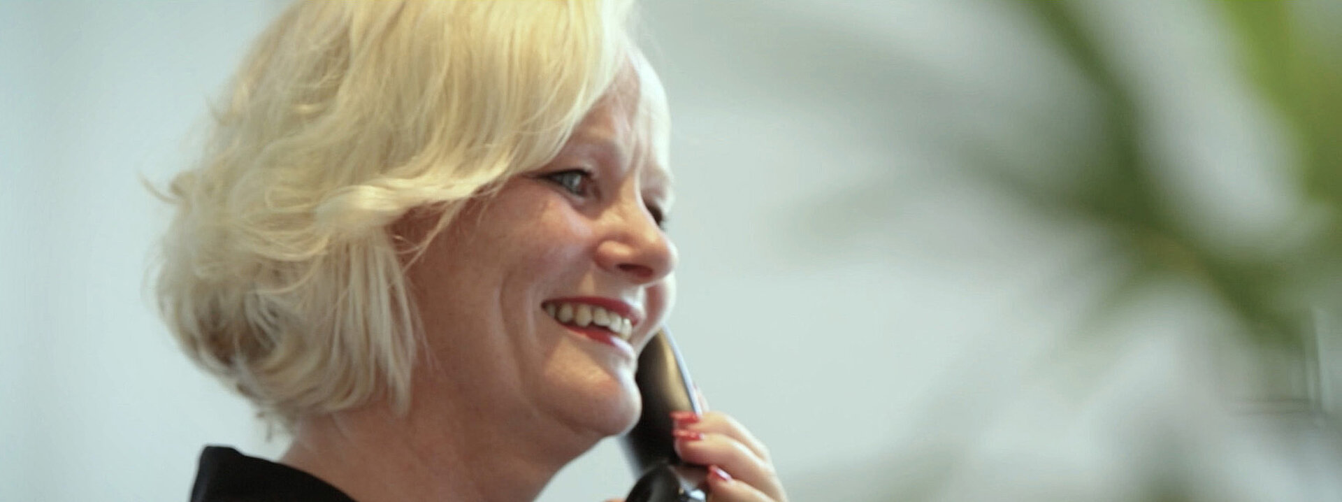 Eine Frau telefoniert.