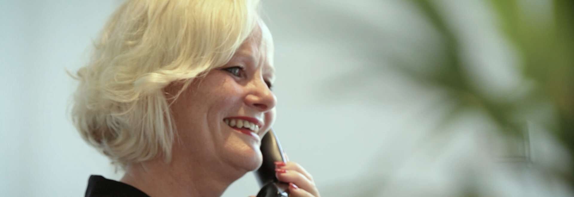 Eine Frau telefoniert.