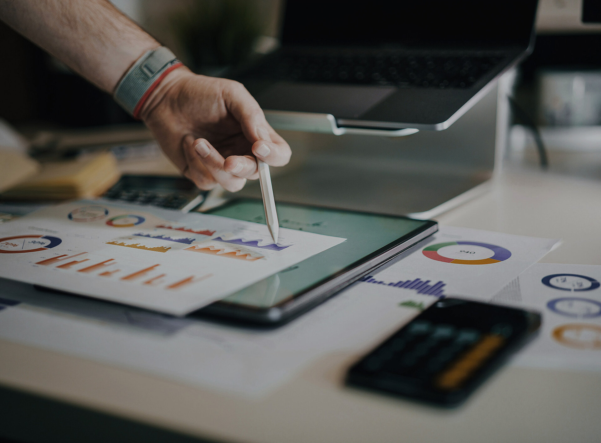 Grafiken auf Papier und ein Tablet