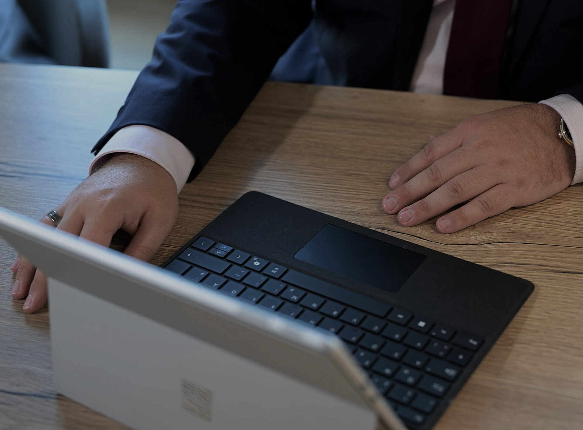 Hände tippen etwas auf einem Laptop