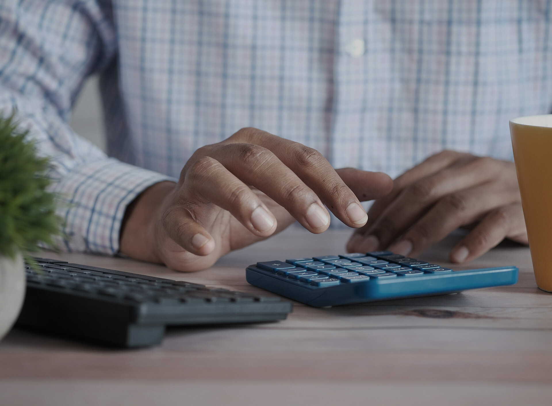 Jemand tippt etwas in den Taschenrechner ein