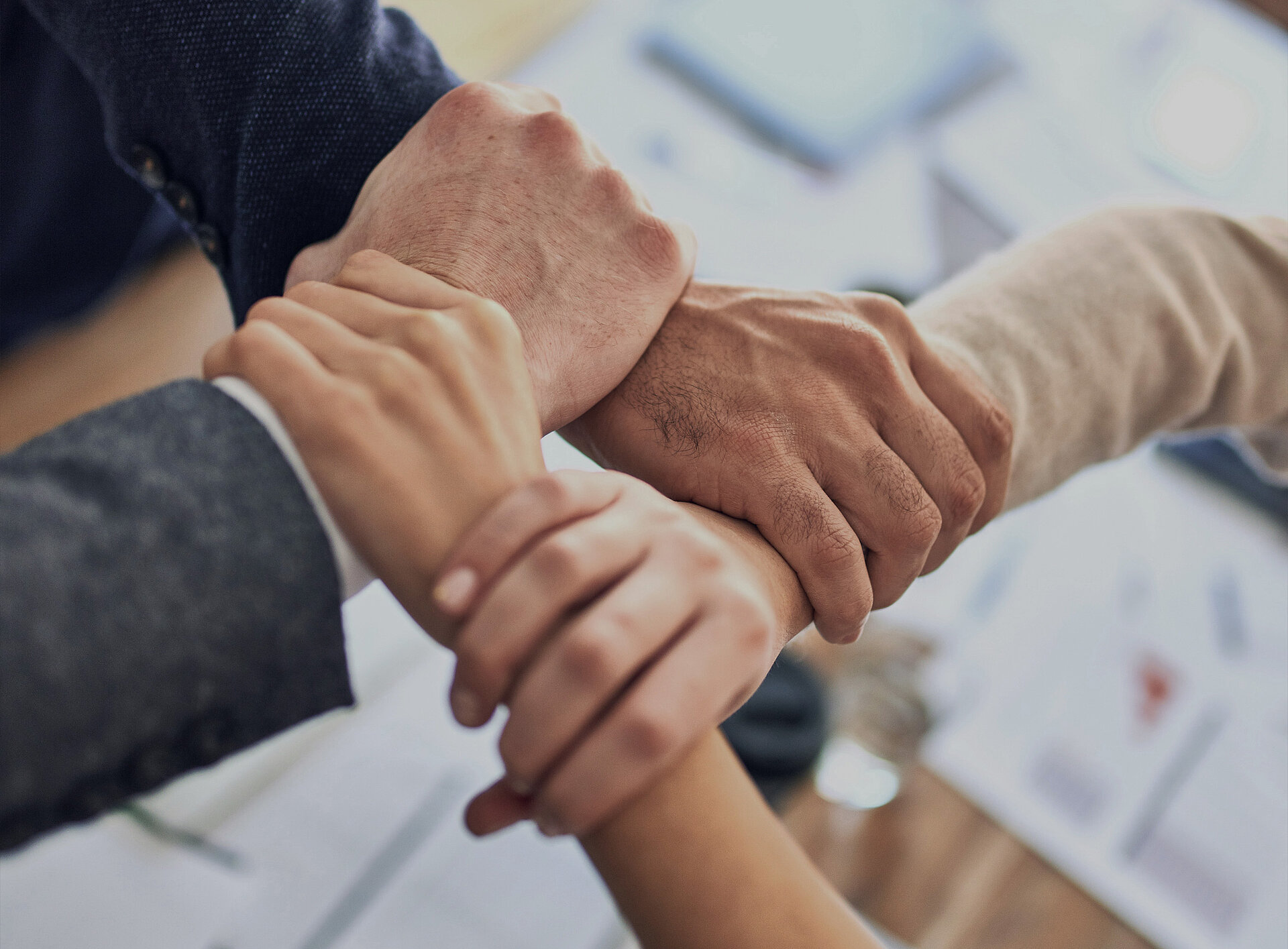 Hände die ineinander greifen