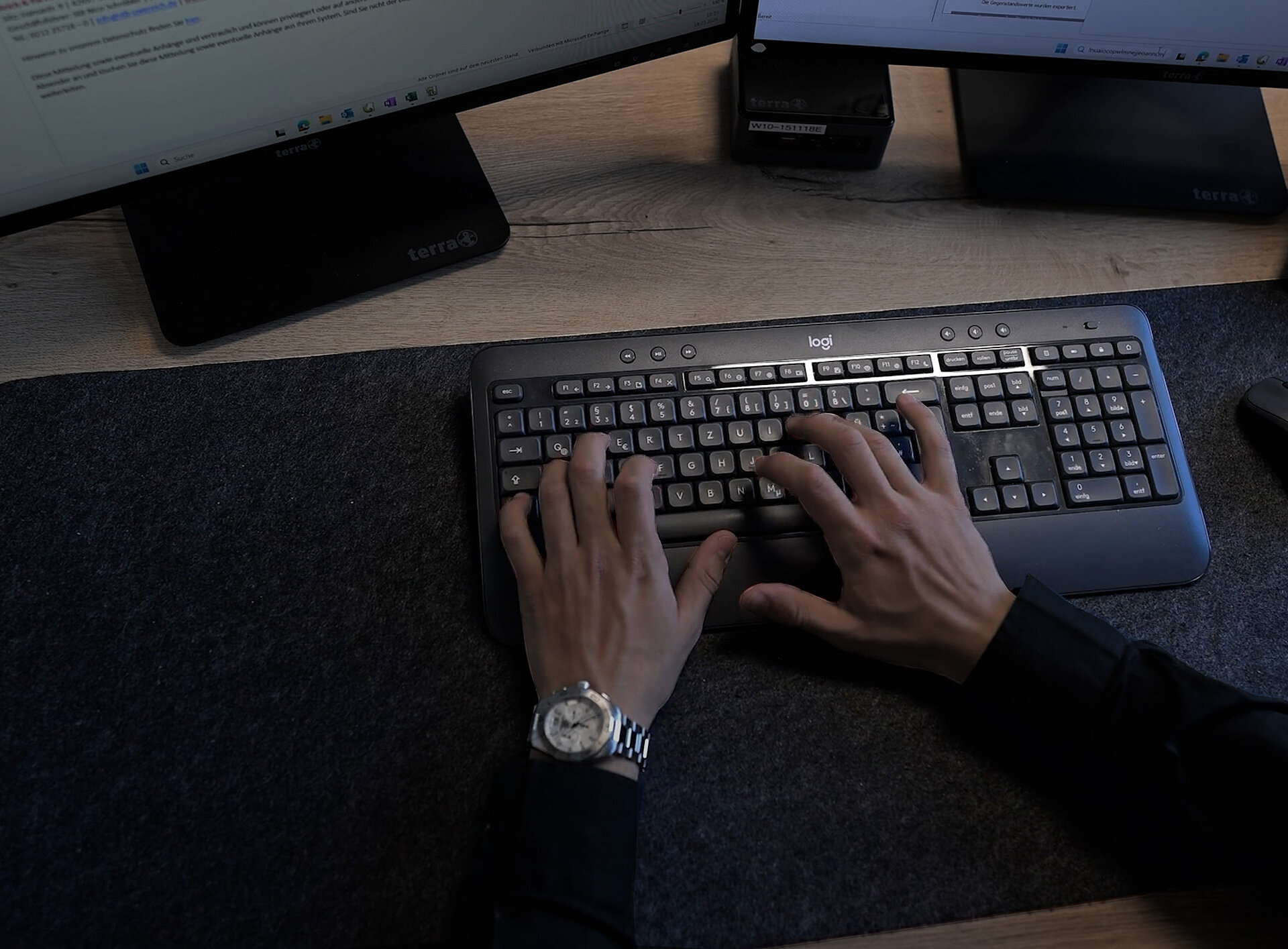 Detailaufnahme von Händen auf einer Tastatur