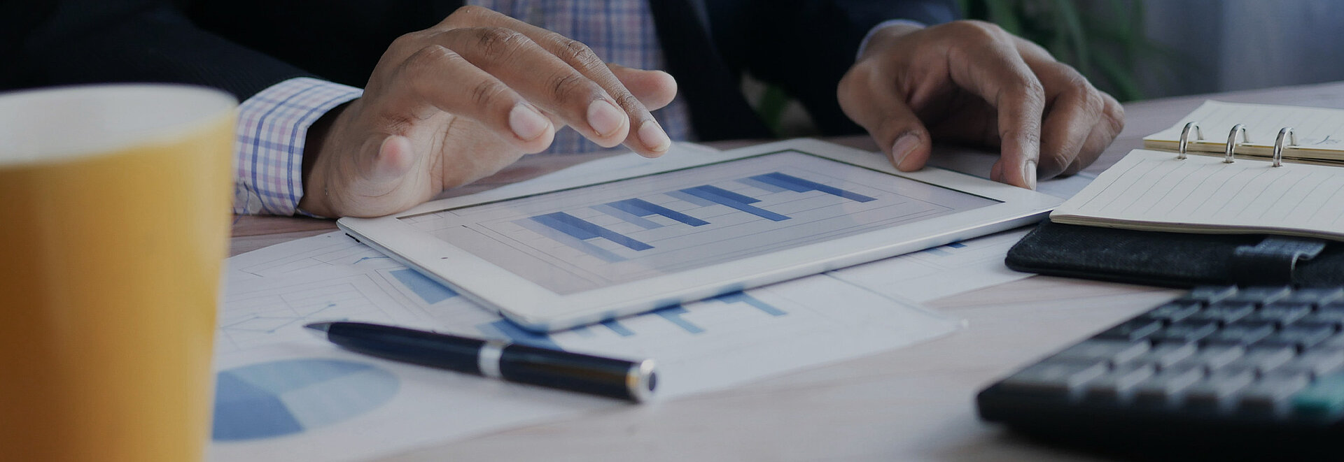 Ein Tablet liegt auf dem Schreibtisch