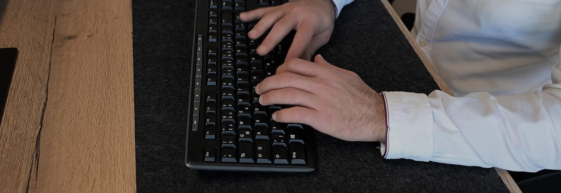 Nahaufnahme von Händen auf der Tastatur