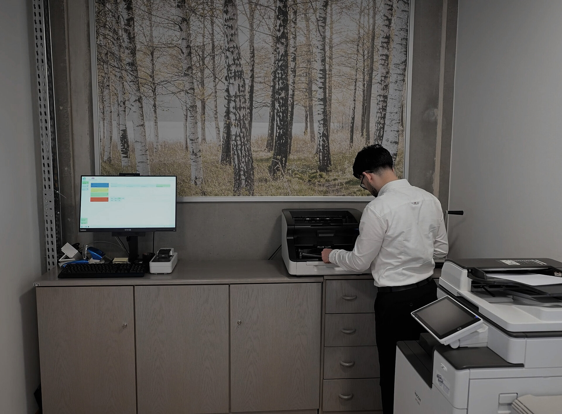 Ein Mitarbeiter bedient den Drucker