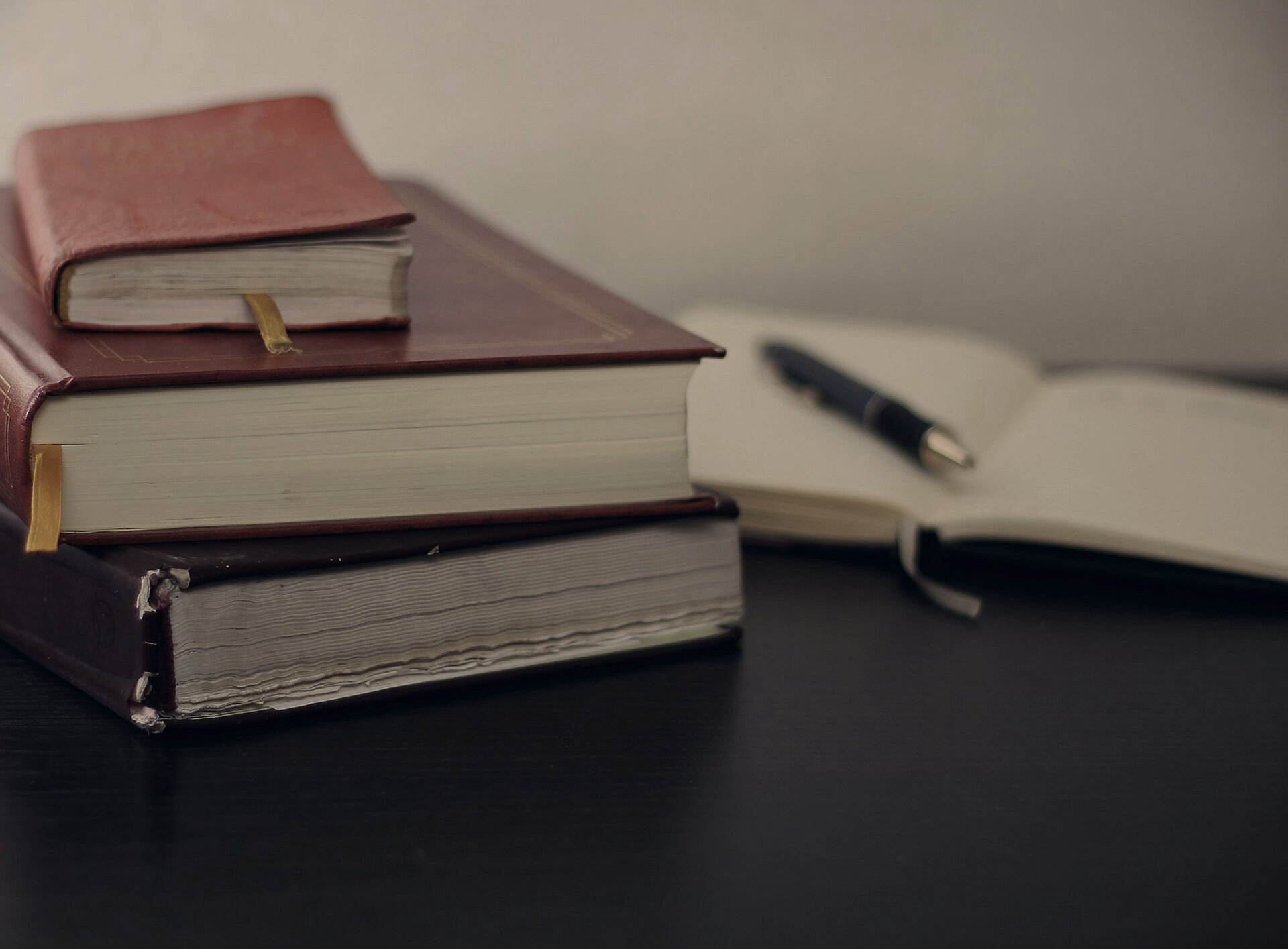 Ein Stapel Bücher und ein Notizheft